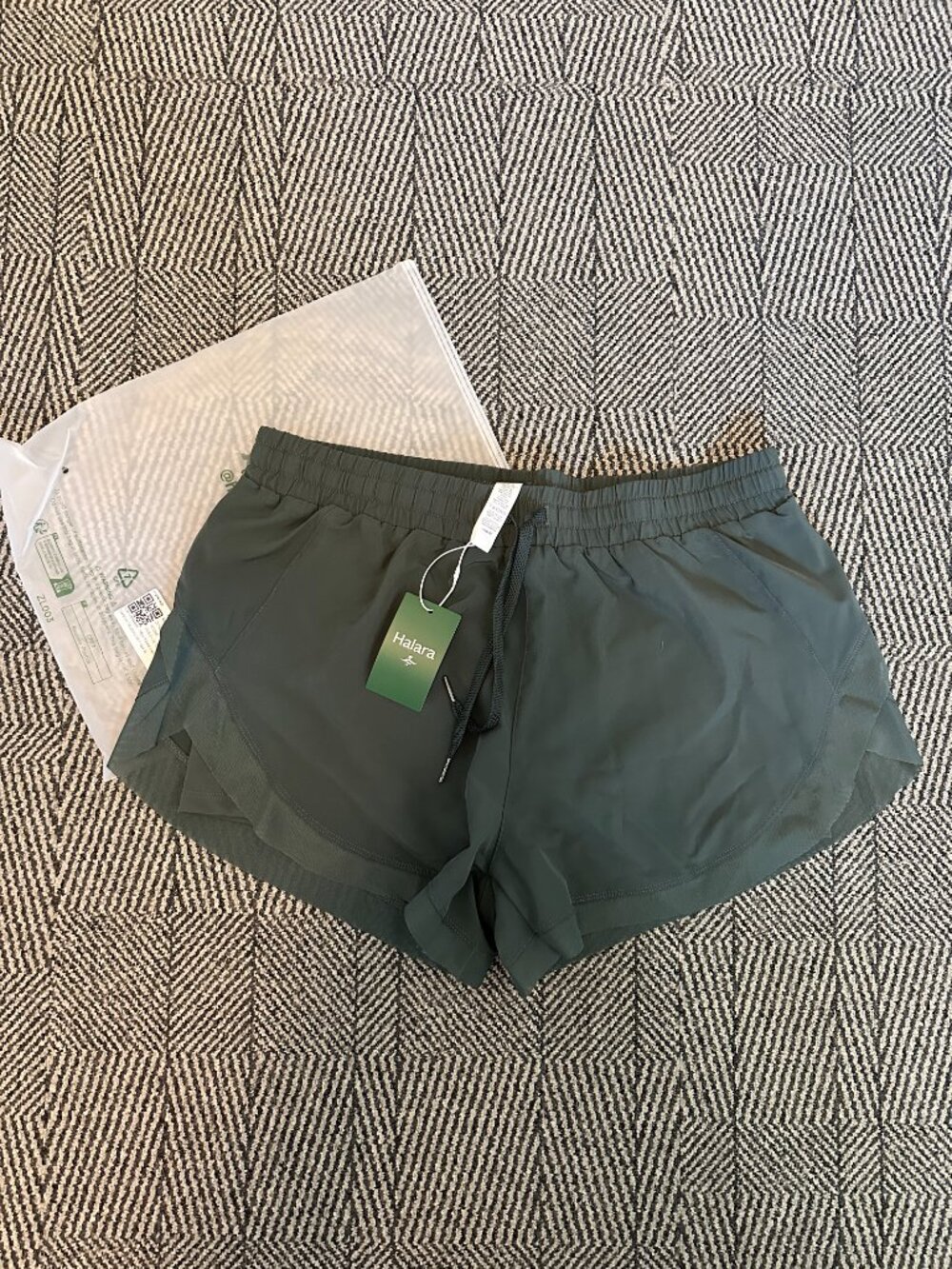 XL - NWT, Halara, Mid Rise Drawstring Mesh 2-in-1 Flowy Running Shorts 3'' - Picture 6 of 8